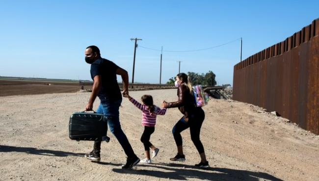 Familia cubana cruzando la frontera de México y EEUU.