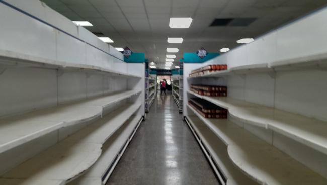 Anaqueles vacíos en una tienda habanera.