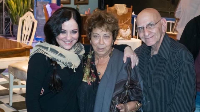 Mario García Joya junto a su esposa, la actriz Ivonne López Arenal, y la directora de teatro Flora Lauten.