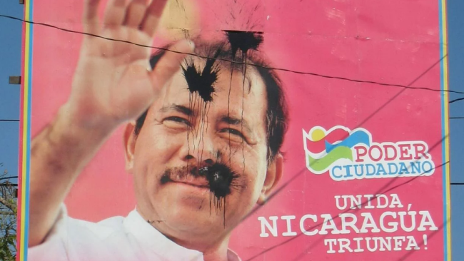 Valla de Daniel Ortega manchada con chapapote en Nicaragua.