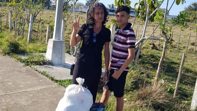 Yuneisy Santana y su hijo visitan al preso político del 11J Samuel Pupo Martínez.