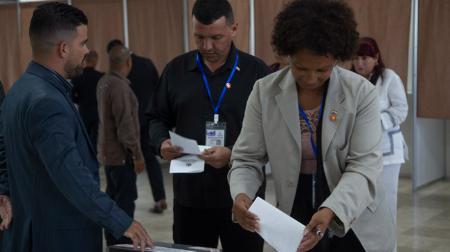Los diputados cubanos depositan su voto por la dirección de la Asamblea Nacional y el Consejo de Estado.