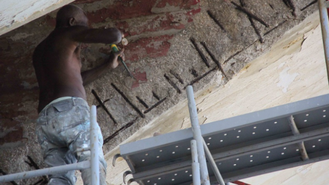 Un trabajador en las obras de reparación del Parque Martí de La Habana.