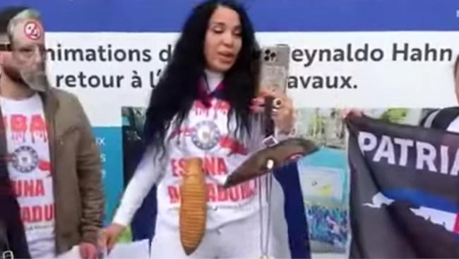 Activista cubana Avana De La Torre durante la protesta en Cannes.