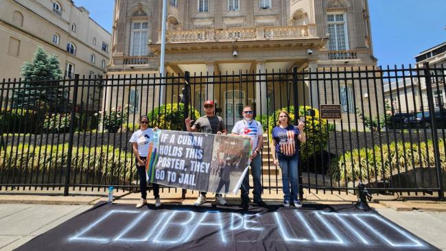 Protesta de cubanos frente a sede diplomático de Cuba en Washington.