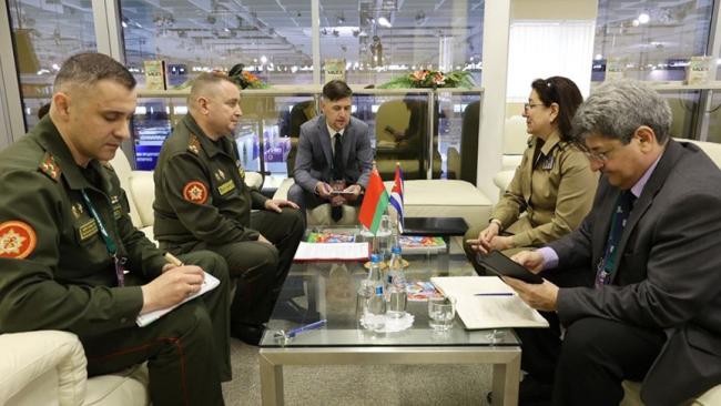 Reunión entre militares de Bielorrusia y Cuba en Minsk.