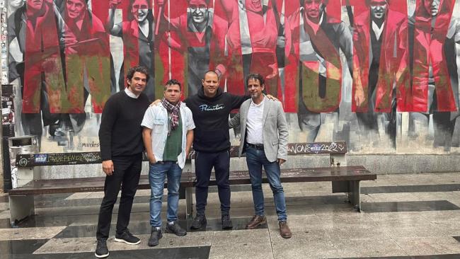 Israel Rojas, Yoel Martínez y otros dos integrantes del equipo en la actual gira por Europa.