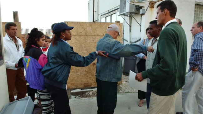 Migrantes cubanos deportados por Bahamas.