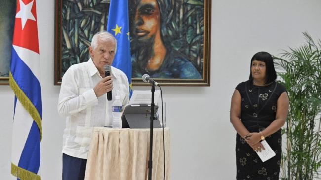 Josep Borrell en La Habana, con funcionarios de menor rango del Ministerio de Relaciones Exteriores.