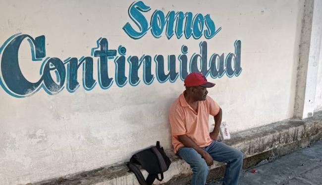 Cubano sentado en una área pública de La Habana.