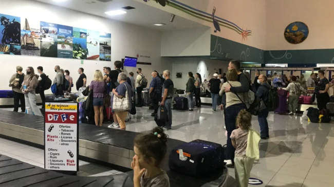 Turistas rusos en el aeropuerto de Cayo Coco.