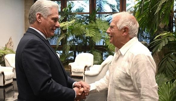 Miguel Díaz-Canel se encuentra con Josep Borrell en el Palacio de la Revolución de La Habana.