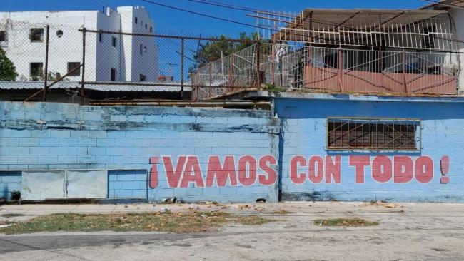 Una pared con propaganda del régimen cubano.