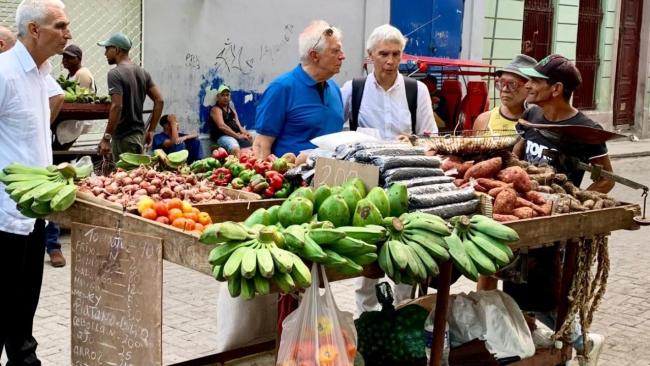 Josep Borrell habla con un vendedor ambulante en Centro Habana, el 25 de mayo.