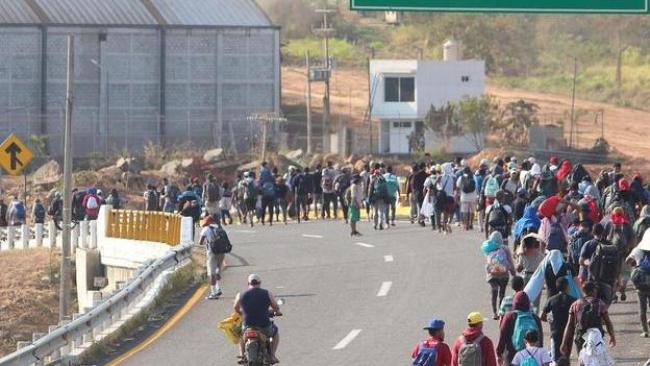 Caravanas de migrantes cruzando México.