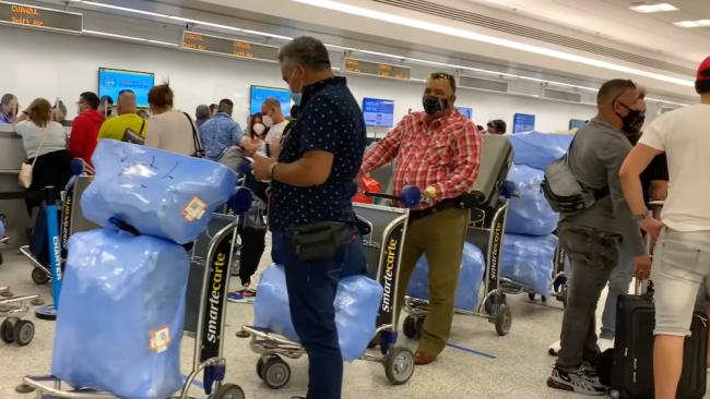 Pasajeros de un vuelo a Cuba en el aeropuerto de Miami.