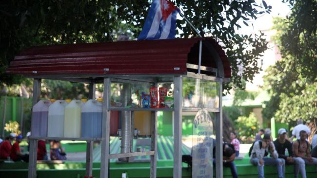 Un puesto de de venta de bebidas privado en La Habana.