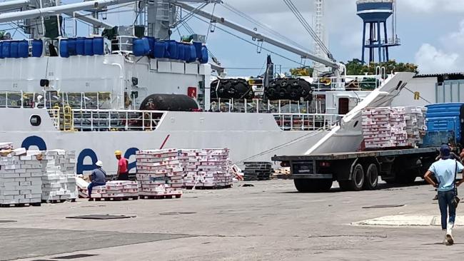 Descarga del barco de pollo de EEUU en La Habana.