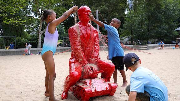 Una irónica estatua de Vladimir Putin en el Parque Central de Nueva York, 2022.