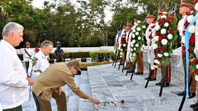 Miguel Díaz-Canel y Raúl Castro en una ceremonia militar por el Día de la Victoria sobre el fascismo.