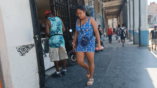Una joven en una calle cubana.