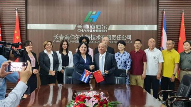Firma del acuerdo entre BioCubaFarma y la empresa mixta china Changheber.