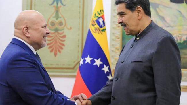 El fiscal Karim Khan saluda al presidente Nicolás Maduro a su llegada al palacio de Miraflores en Caracas.