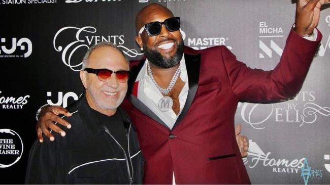 El productor cubanoamericano Emilio Estefan y el reguetonero El Micha