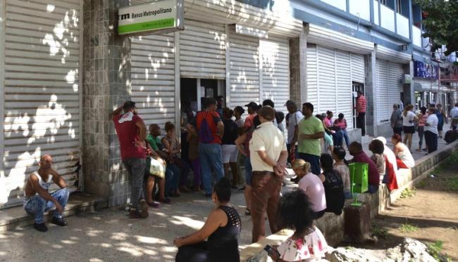 Cubanos aglomerados para entrar a un banco en La Habana.