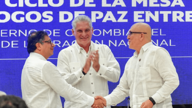 Petro con el máximo comandante del ELN, alias 'Antonio García', y Díaz-Canel al firmar al acuerdo.