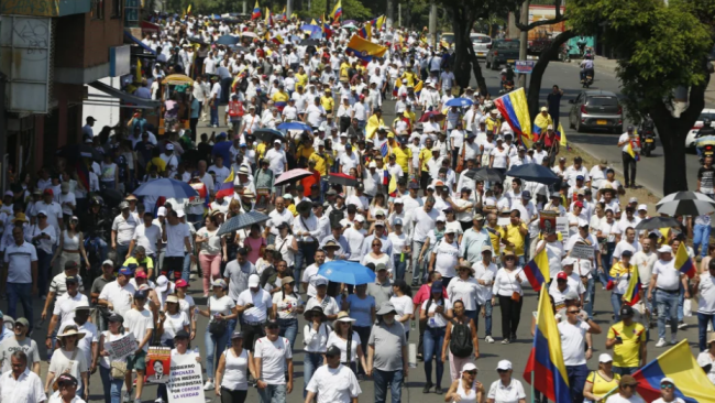 Manifestantes contra Gustavo Petro en Colombia.