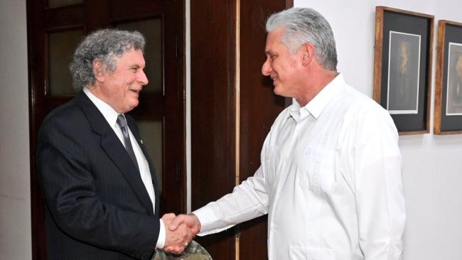 El cubanoamericano Jorge Ignacio Fernández estrecha la mano a Miguel Díaz-Canel en La Habana.
