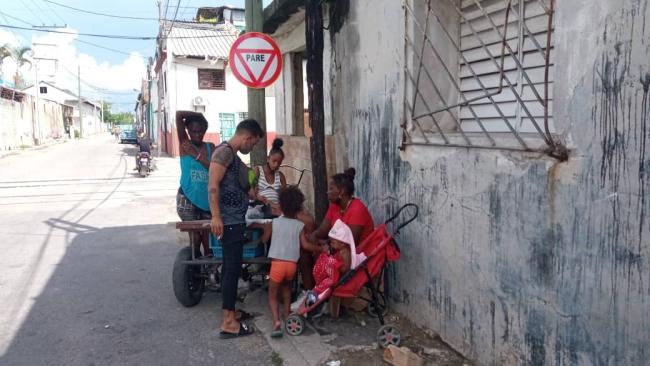 Un grupo de mujeres y niños en Cuba.