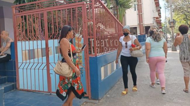 Mujeres en una calle de La Habana.