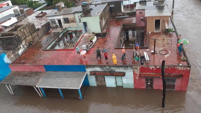 Vecinos de la ciudad de Camagüey se refugian en el techo de sus viviendas ante las inundaciones.