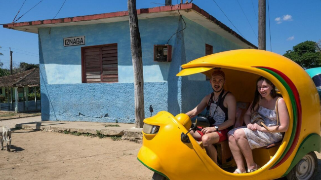 Turista rusa en un cocotaxi en Cuba.