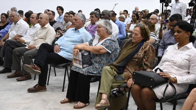 Miguel Díaz-Canel, Aleida Guevara March y otros dirigentes cubanos en la Casa de las Américas.