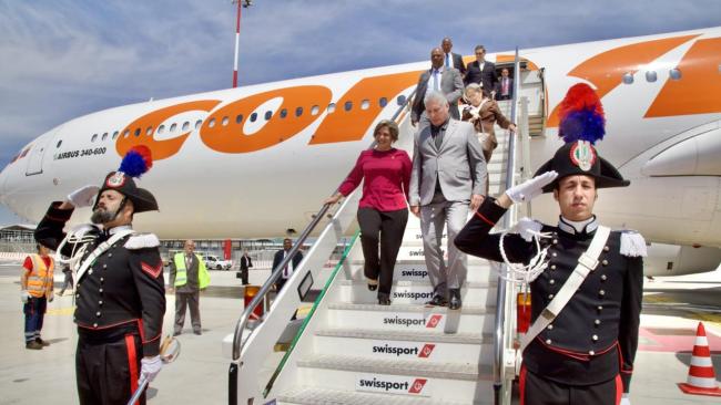 Miguel Díaz-Canel y Lis Cuesta bajan del avión que los llevó a Roma, este martes 19 de junio.