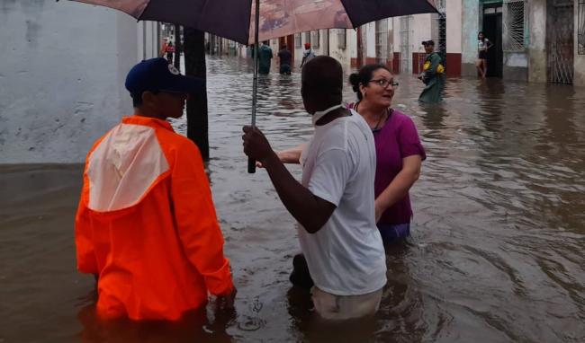 Camagüeyanos en calles inundadas.