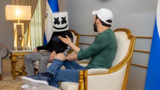 Nayib Bukele recibe a Marshmello, la mascota de los XXIV Juegos Centroamericanos y del Caribe San Salvador 2023.