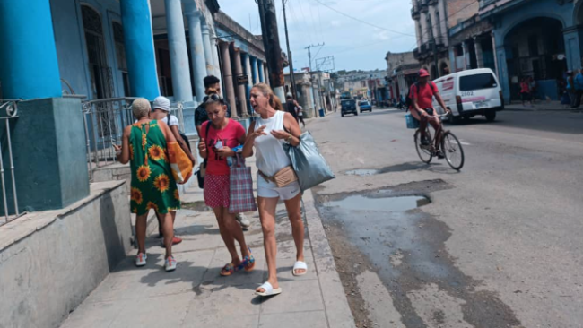 Mujeres en una calle cubana.