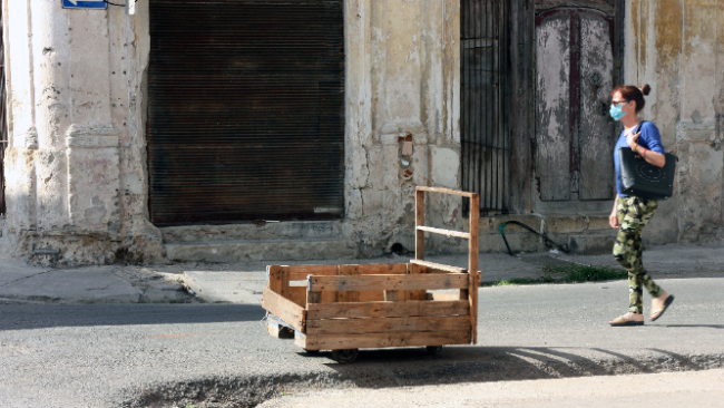 Una mujer en una calle cubana.