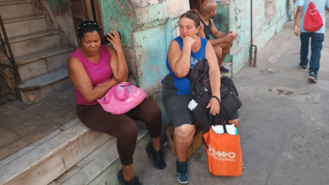 Dos mujeres en Cuba.