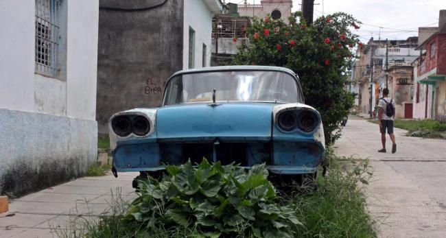 Un carro abandonado en La Habana.