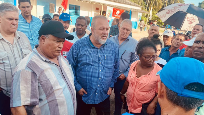 Manuel Marrero y otros dirigentes cubanos en Camagüey.