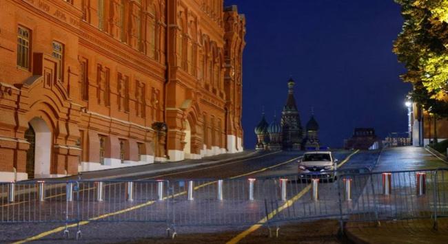 Un coche de Policía se ve detrás de una barrera en la Plaza Roja en el centro de Moscú, Rusia, este sábado 24 de junio de 2023.