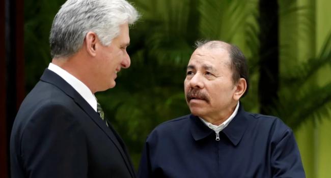 El presidente de Cuba, Miguel Diaz-Canel (i), saluda al presidente de Nicaragua, Daniel Ortega (d), en una fotografía de archivo. 