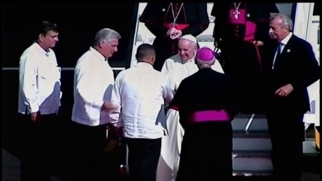 Díaz-Canel recibe al papa Francisco a su arribo a Holguín en 2015.