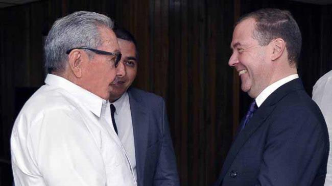 Raúl Castro y Dmitri Medvedev.