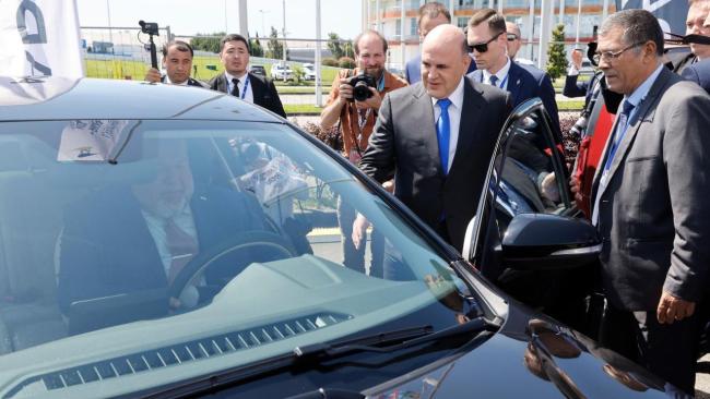Manuel Marrero probando un nuevo modelo de auto LADA en Rusia.